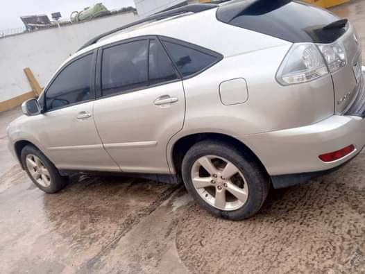 A picture of Rx 330 in Owerri buy and drive engine gear perfect