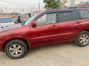 A picture of 2005 Toyota Highlander First body Leather interior Android entertainment 3