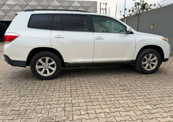 A picture of 2011 TOYOTA HIGHLANDER SPORTS FOREIGN USED