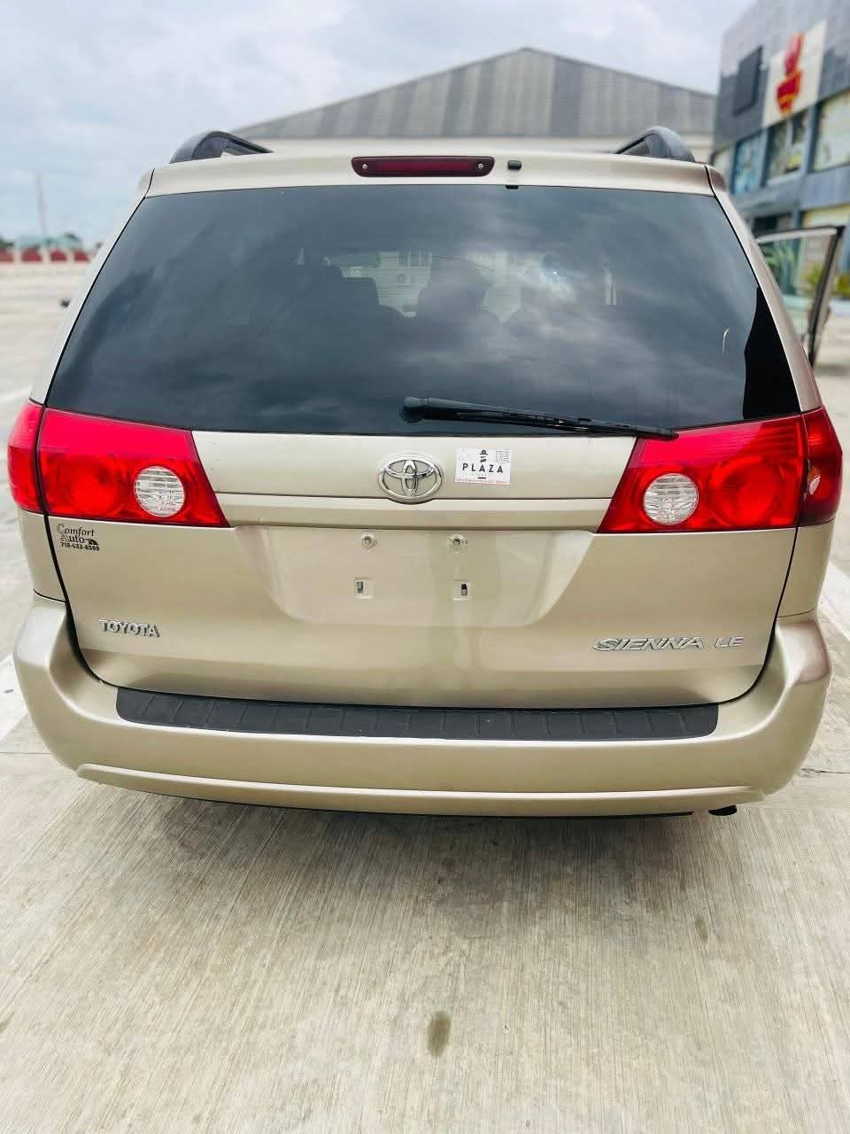 A picture of Toyota sienna