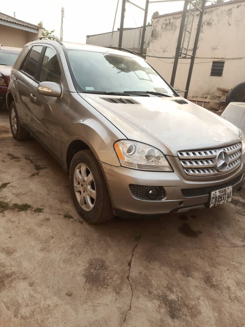 A picture of Mercedes ml350