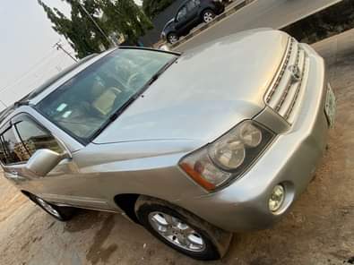 A picture of Toyota Highlander 04 Condition Engine gear Ac Very Clean in