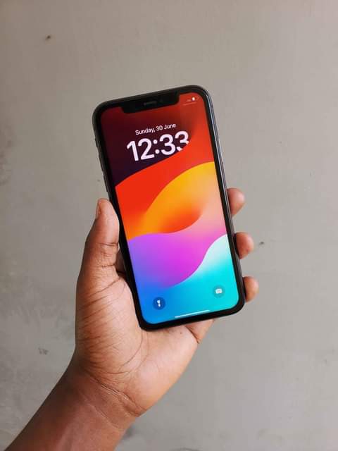 A picture of IPhone 11 plain Gb 64 Iko Clean kabisa