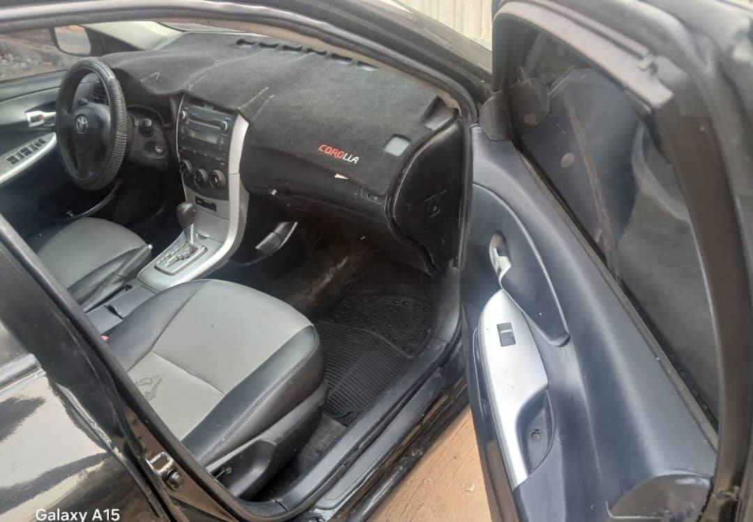 A picture of TOYOTA COROLLA 2012