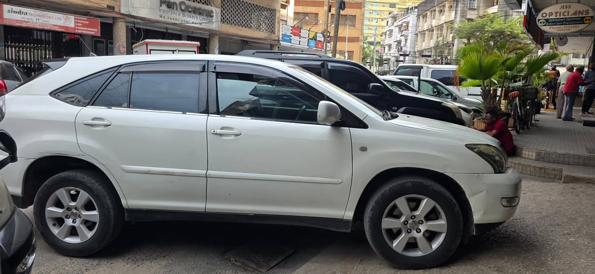 A picture of Toyota Harrier 240G