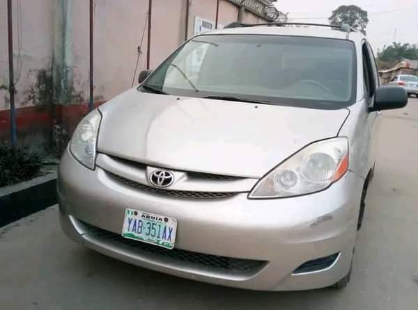 A picture of 2009 model Toyota sienna first body sound engine and gearbox