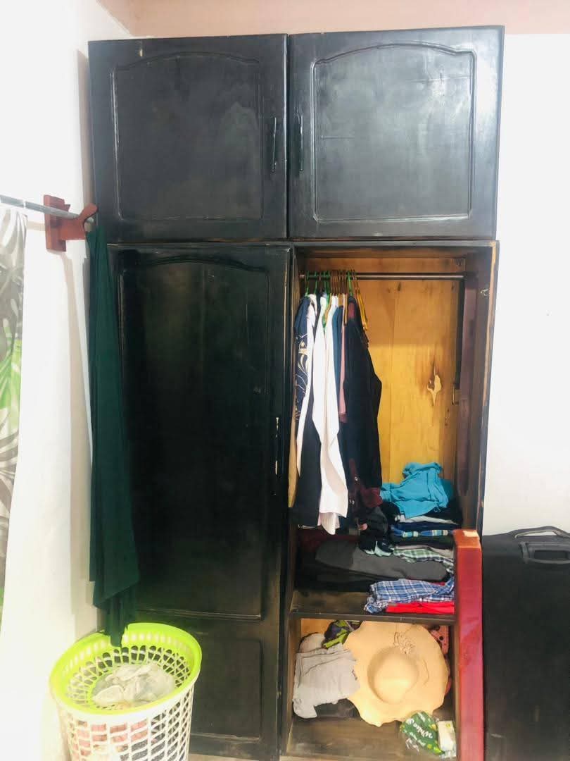 A picture of House hold items