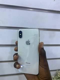 A picture of UK used iPhone X at ugx 750k