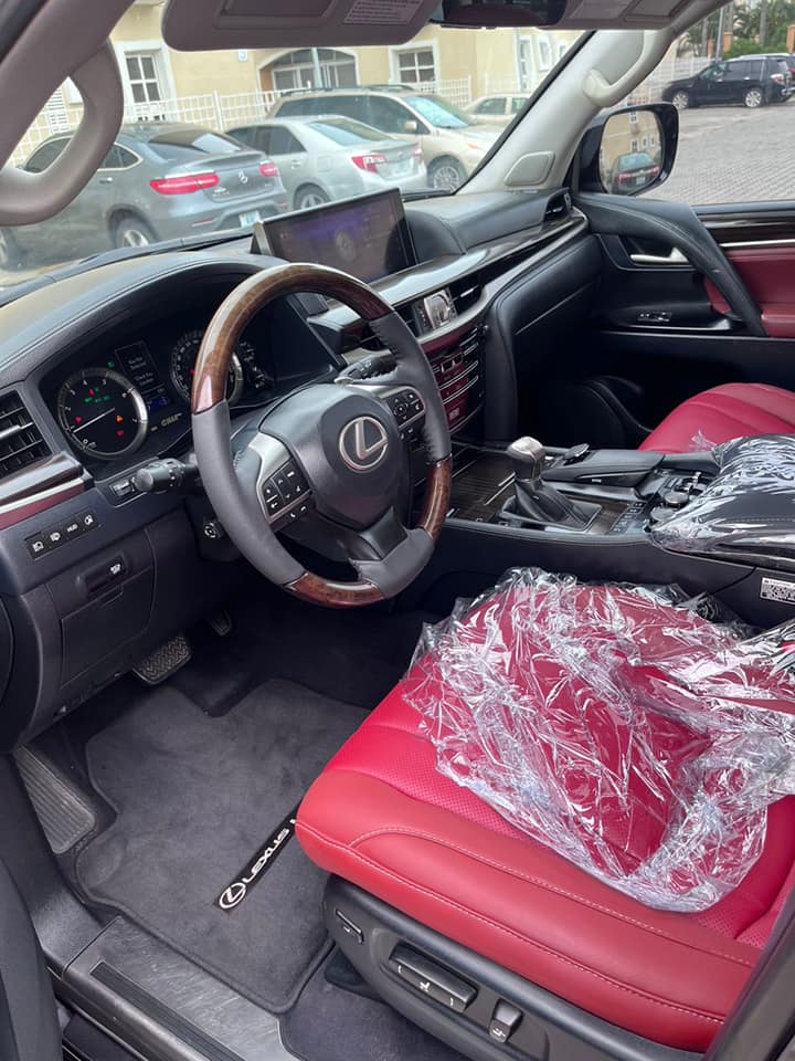 A picture of  QUICK DISTRESS sales Lexus LX 570 premium with red