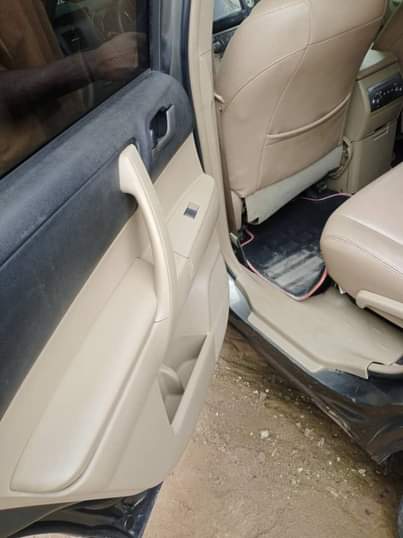 A picture of Clean Toyota Highlander 20 3 model on distress sale buy