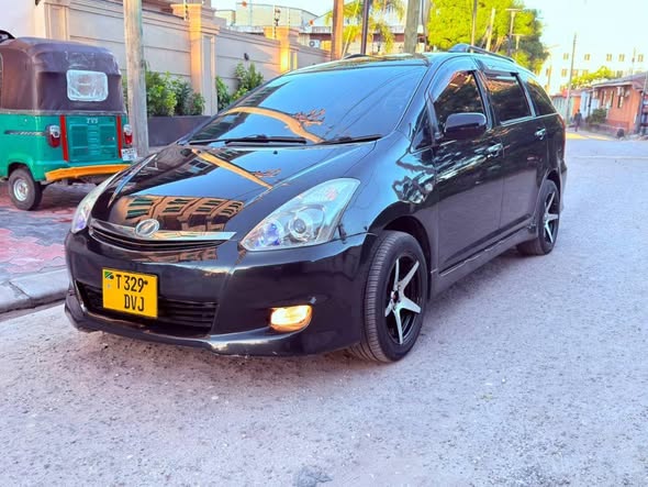 A picture of TOYOTA WISH OLD