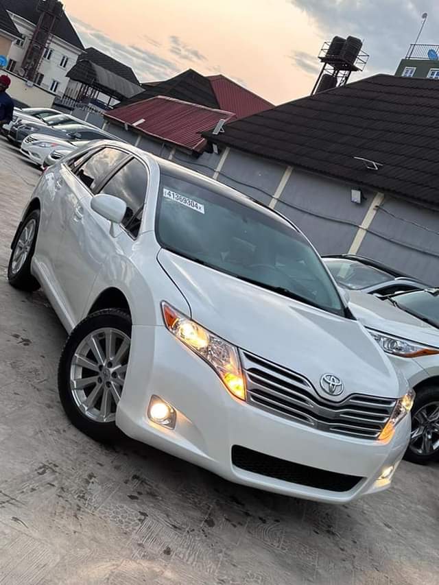 A picture of 2010 foreign used Toyota venza