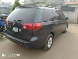 A picture of 06 Toyota sienna
