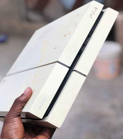 A picture of Nauza ps4 fat location mabibo mwisho 0679793749