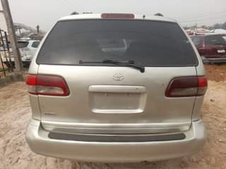 A picture of 2001 TOYOTA SIENNA