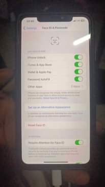 A picture of IPhone XS Max Black Face ID Active