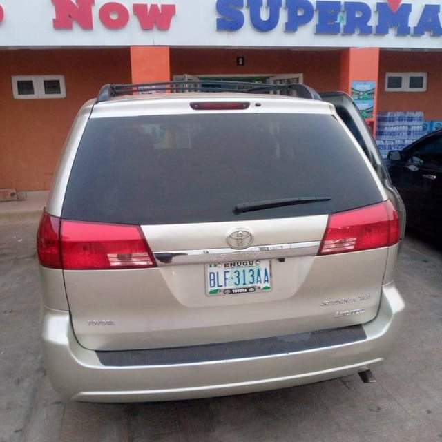 A picture of 2005 Toyota Sienna Long