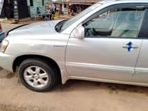 A picture of Neatly used Toyota Highlander Limited 2005 silver