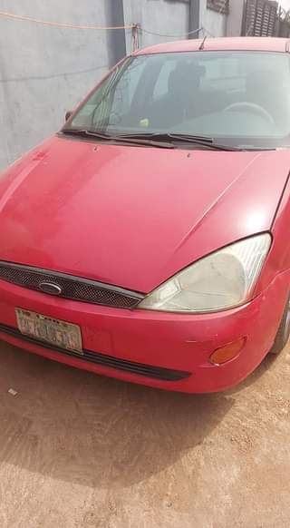A picture of Ford focus salon red