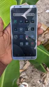A picture of Lg v6 krek ya mfuniko na trey ya lain imevunjika