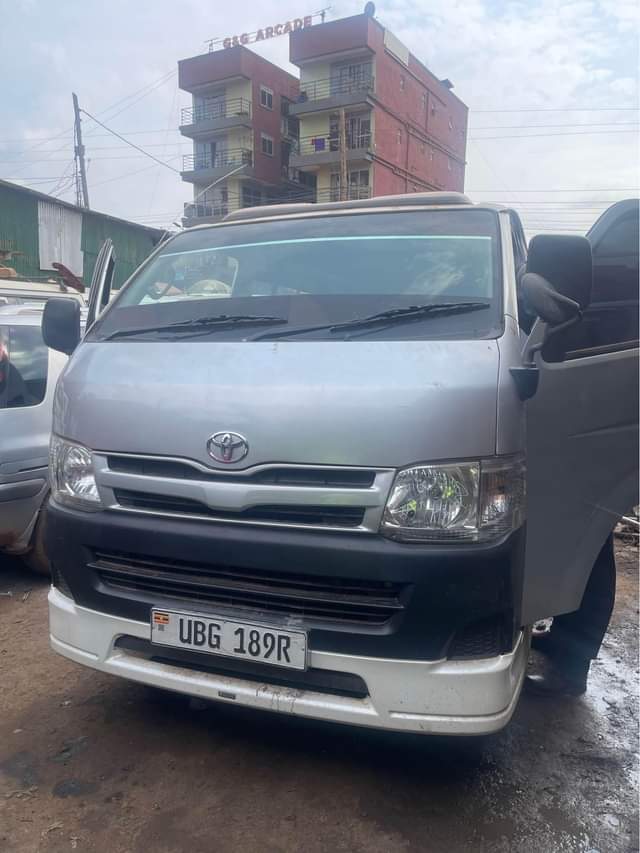 A picture of Toyota Hiece drone van 2012