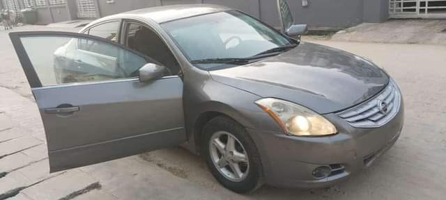 A picture of Neatly used Nissan Altima Bearly driven 4 plugs Thumb start