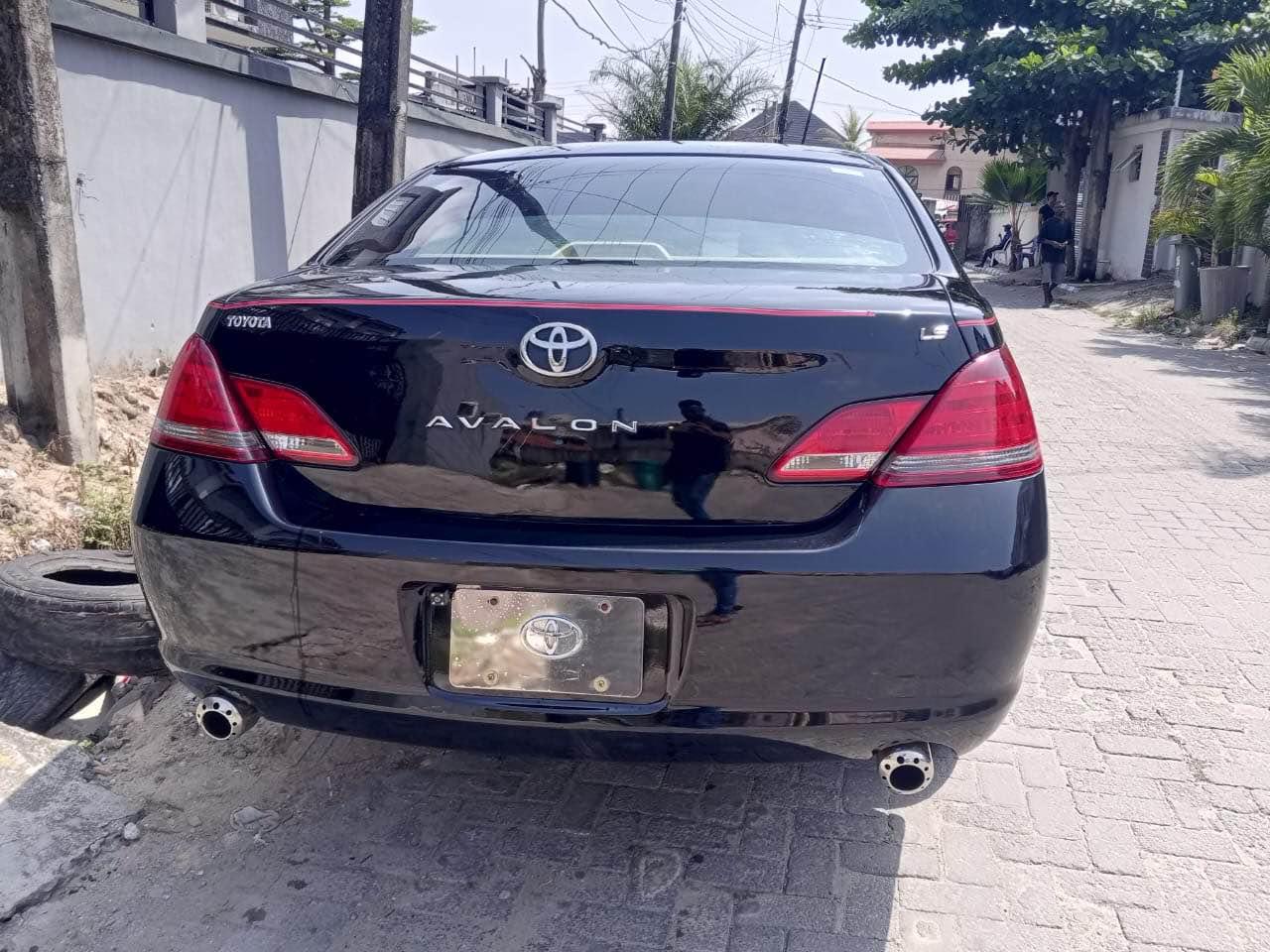 A picture of Toyota avalon 07 model
