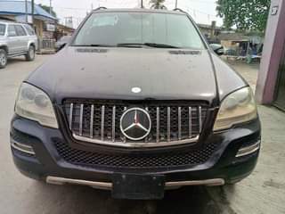 A picture of Mercedes ML350 06