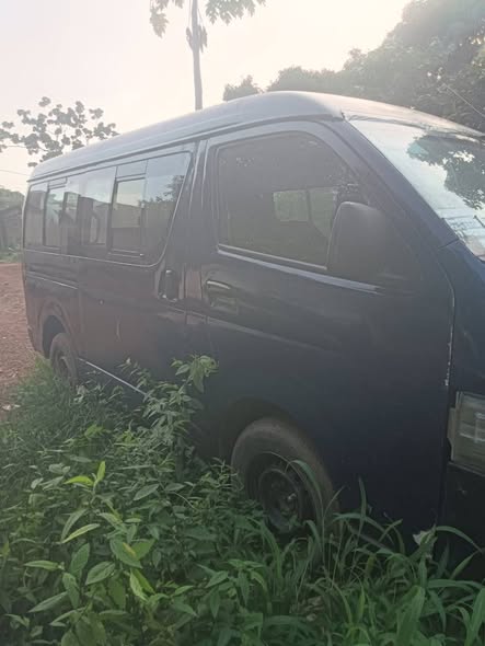 A picture of Toyota hummer 2 bus