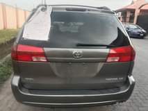 A picture of Toyota Sienna 2004
