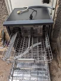 A picture of Washing dishes