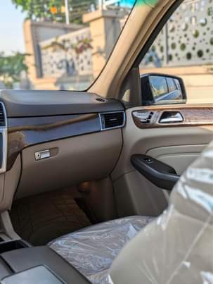 A picture of CLEAN TITLE MB ML350 2011 12 model Everywhere good First