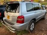 A picture of Toyota Kluger Model 2002 Engine 2.4cc Price 26M ........................................................... 0709788048