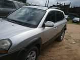 A picture of 2008 HYUNDAI TUCSON hyundai tucson 4plugs yes