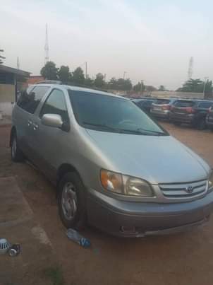 A picture of 2001 Toyota Sienna