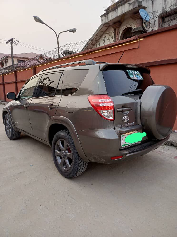 A picture of TOYOTA RAV4 2010 MODEL....GREY COLOR V6 ENGINE THOMBSTART