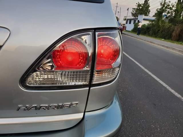 A picture of TOYOTA HARRIER OLD MODEL