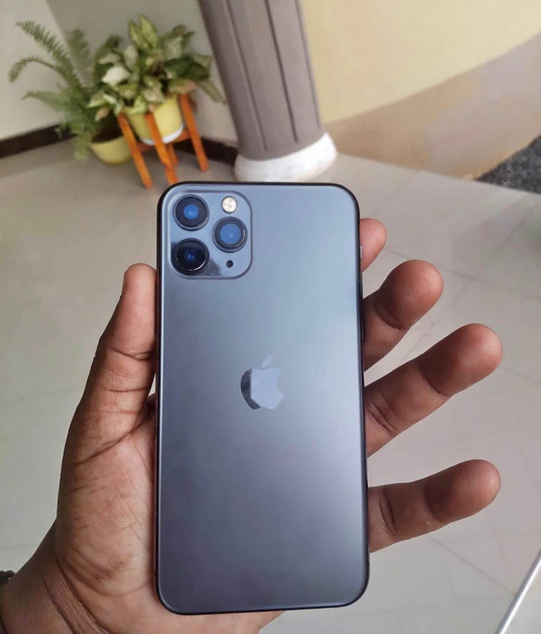 A picture of Iphone 11 pro max 256 Bh 100 Display msg No