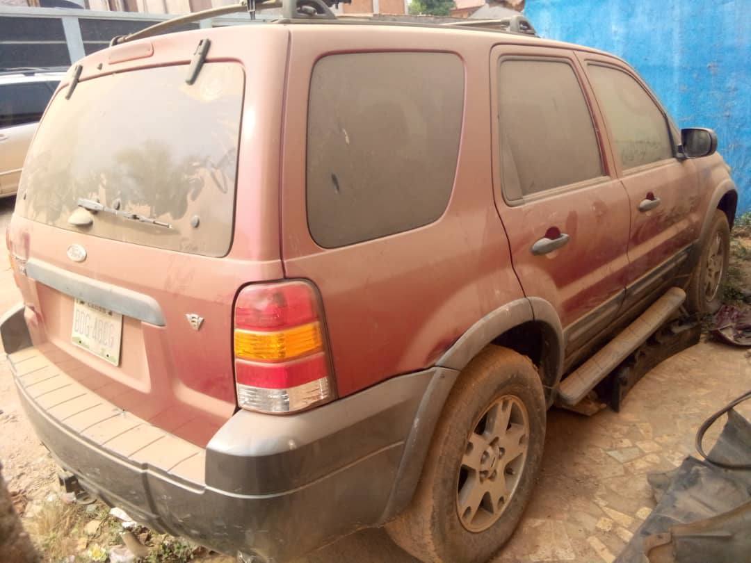 A picture of Ford escape 04