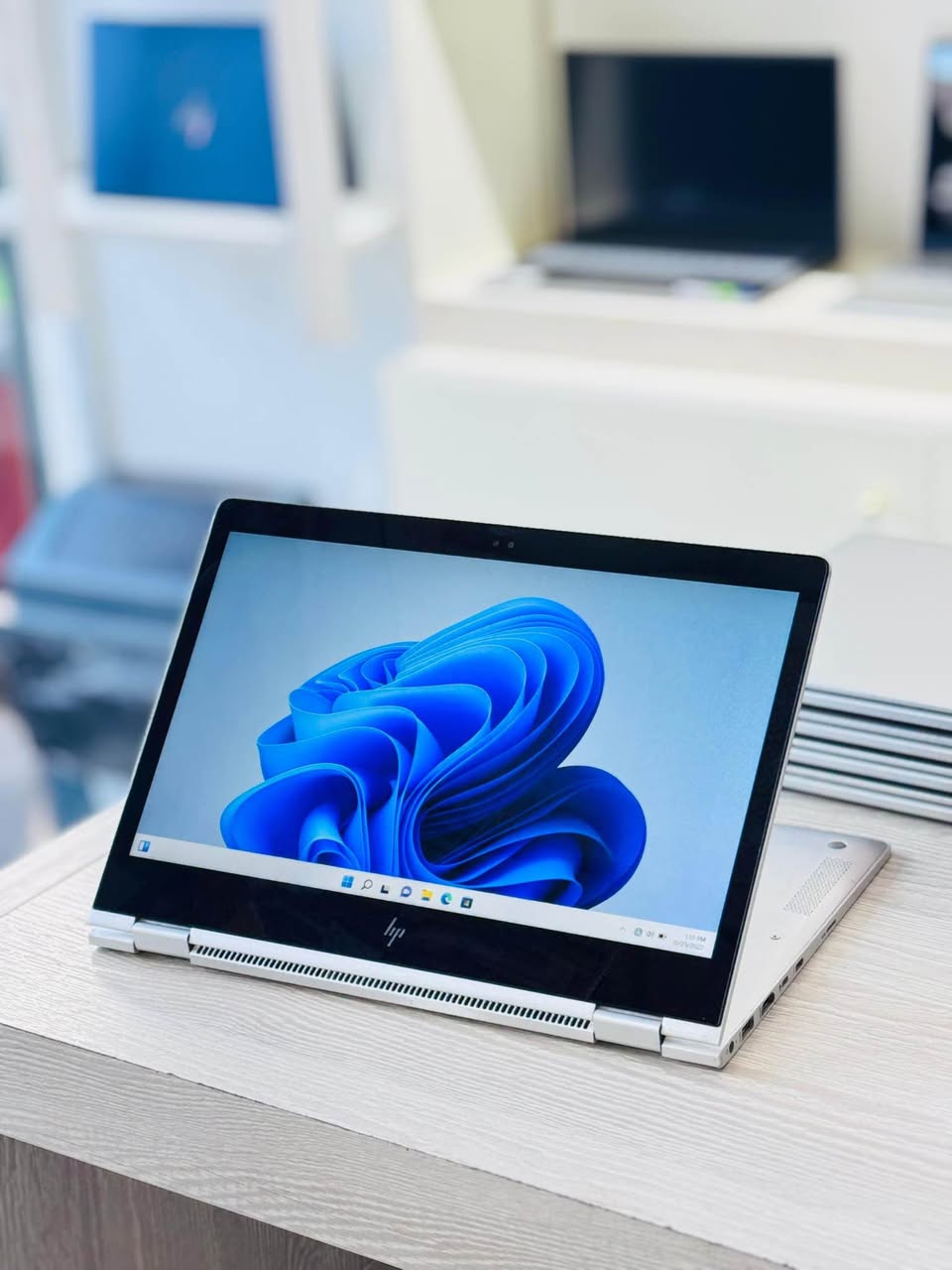 A picture of HP EliteBook 1030 G2 BEI 1 050 000 WhatsApp http