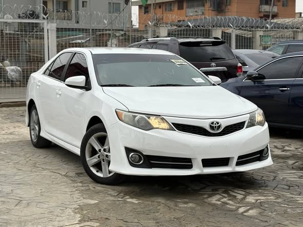 A picture of FOREIGN USED TOYOTA CAMRY SE 2014 SPORT 13 8M