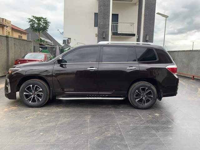A picture of Toyota Highlander 2009 model face lifted to 2015