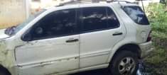 A picture of Benz ML 350 for sale 750k Is accidented 2 front