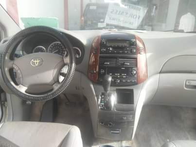 A picture of Toyota sienna 2004 2005 model xle Accident free Oshodi 9m