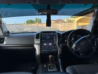 A picture of TOYOTA LANDCRUISER V8