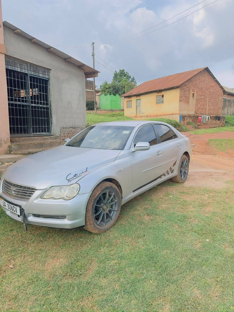 A picture of Toyota mark x 17 000 000 ugx 0709910777
