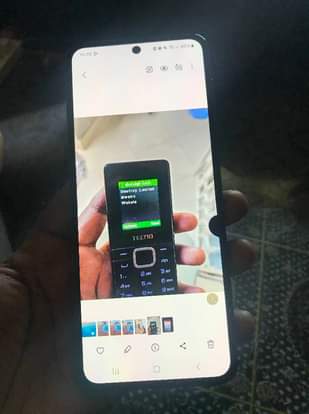 A picture of Samsung galaxy FLIP 5