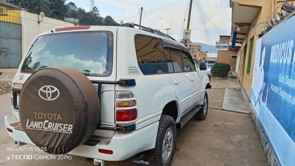 A picture of Toyota land cruiser 100 series 1HD FTE diesel for sale