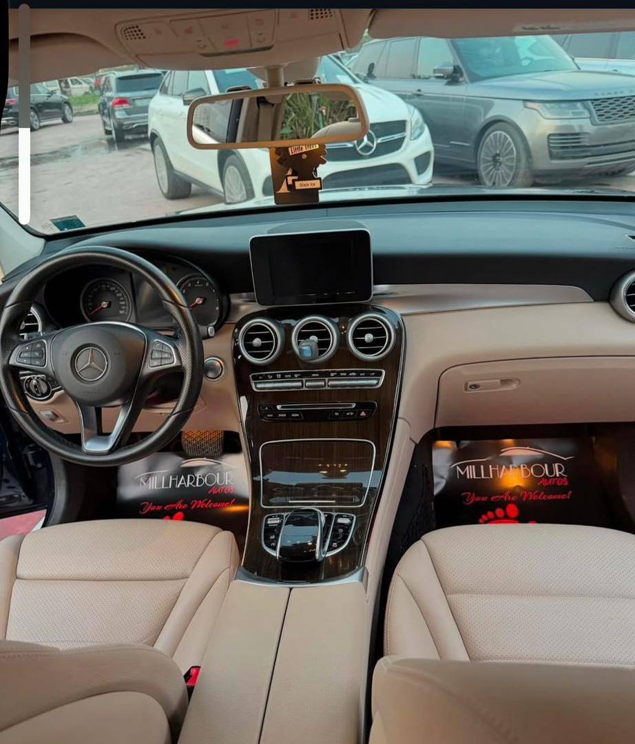 A picture of Mercedes Benz GLC300