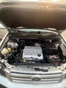 A picture of DIRECT TOKUMBO TOYOTA HIGHLANDER YEAR 2006 SWEET CREAM INTERIOR CUSTOM